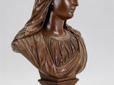 un buste en bronze représentant une femme aux cheveux longs