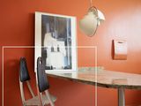 une table avec une chaise et une horloge accrochée au mur