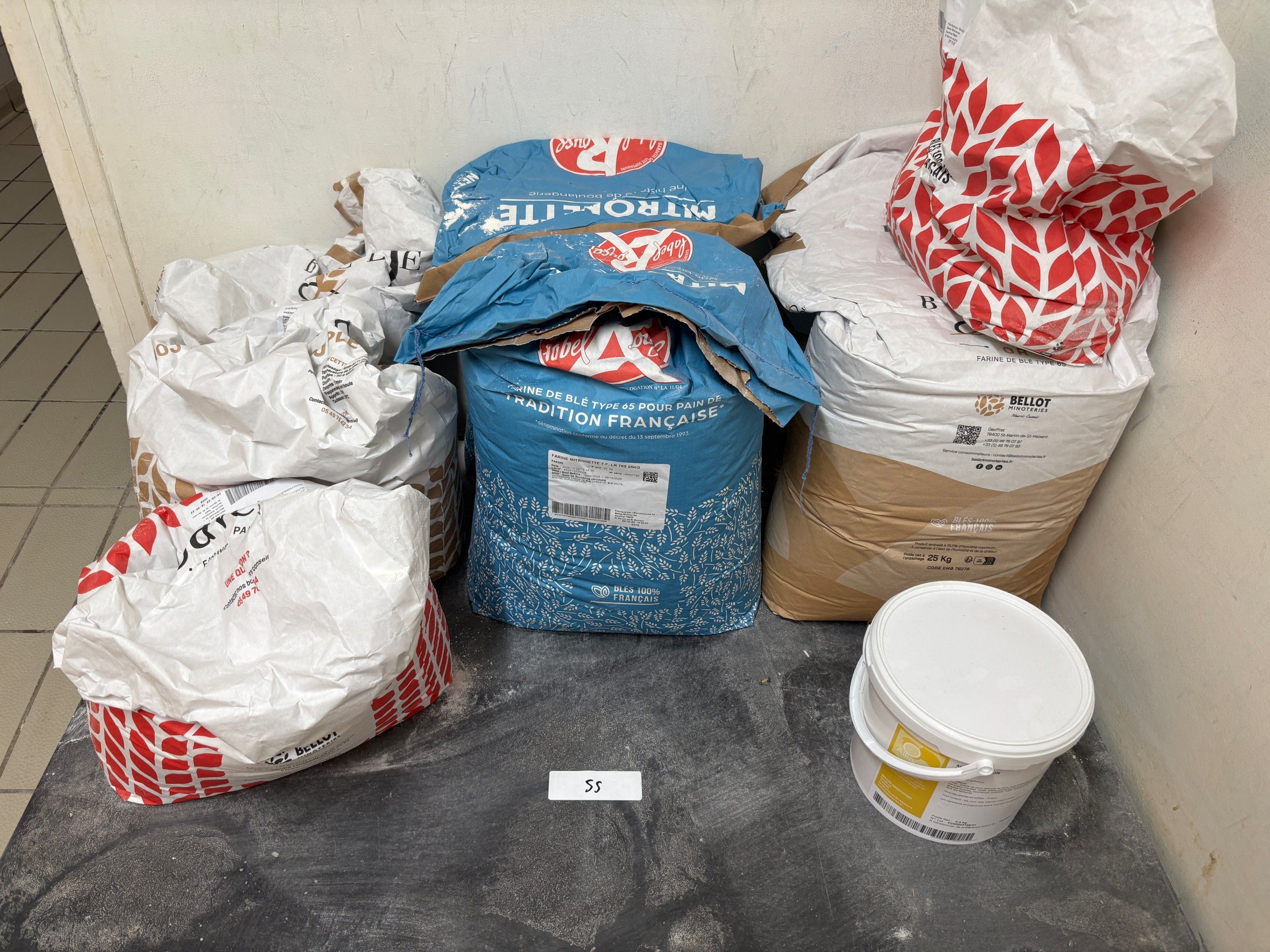 2 sacs de blé 25 kg Type : 65 + 3 sacs de blé 25 kg Type : 65 Label Rouge Site 1 : 30 rue de Genève à CHAMPDENIERS (7...