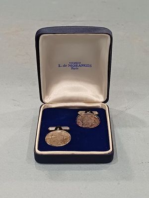 une paire de montres-bracelets dans un coffret posé sur une table