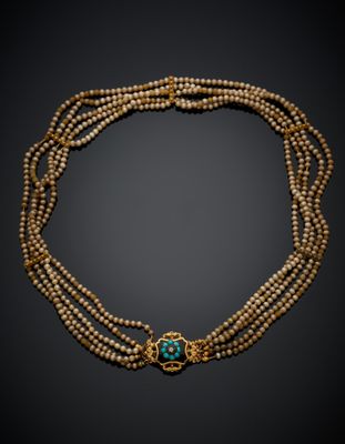 un collier en perles dorées et turquoise, muni d'un fermoir doré