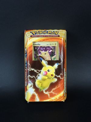 une boîte de cartes à collectionner Pokémon avec un Pikachu dessus