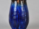un vase bleu posé sur une table