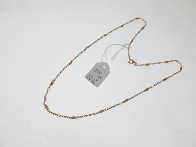 un collier muni d'une étiquette, posé sur une table