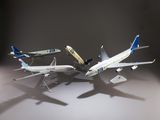 trois maquettes d'avions posées sur une surface blanche