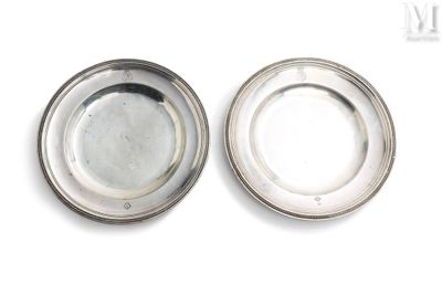 paire de plats plaqués argent sur un support blanc avec un fond blanc