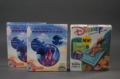 deux boîtes de jeux Disney sont posées l'une à côté de l'autre