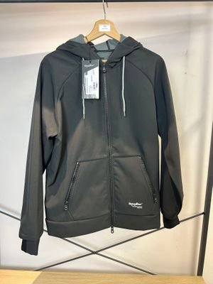 La veste est suspendue à un portant dans un magasin de vêtements.