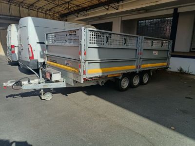 un camion attelé à une remorque, garé dans un garage