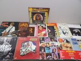 Plusieurs disques vinyles sont empilés les uns sur les autres sur une table