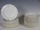 plusieurs assiettes empilées sur une table