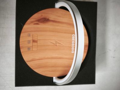 un gros plan d'un casque audio posé sur une surface en bois