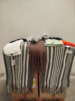 une pile de vêtements posée sur une caisse en bois