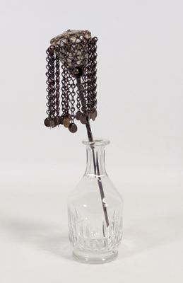 un vase en verre contenant une fleur en perles