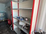 un local de stockage équipé de nombreuses étagères et d'une borne d'incendie