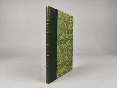un livre à la couverture verte posé sur une table