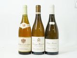 trois bouteilles de vin posées l'une à côté de l'autre sur une table