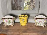 trois vases posés sur une table en bois