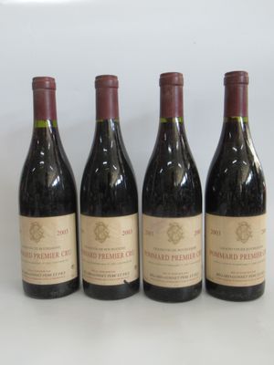 quatre bouteilles de vin sont alignées sur une surface blanche