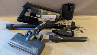 plusieurs aspirateurs posés sur une table
