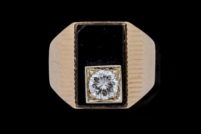Gros plan sur une bague ornée d'un diamant