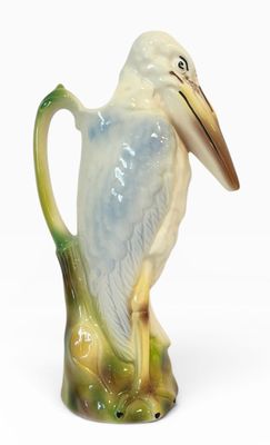 un oiseau perché sur le goulot d'une cruche