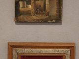 deux tableaux accrochés au mur au-dessus des toilettes