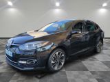 une voiture noire est garée sur le sol en damier d'un garage