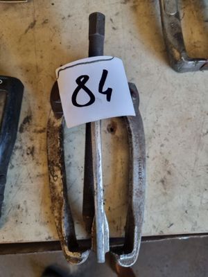 tout un tas de vieux outils qui traînent sur la table