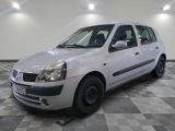 la photo d'une petite voiture blanche garée dans un garage