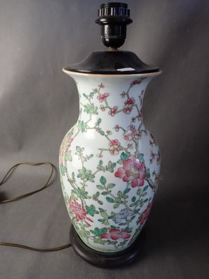 une lampe posée sur une table à côté d'une lampe