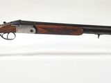 un vieux fusil de chasse avec un canon en bois et un étui en plastique transparent