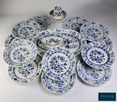 de nombreuses assiettes et bols bleus et blancs sur la table