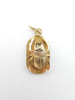 un pendentif égyptien en or représentant un scart