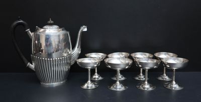 service à thé en métal plaqué argent, composé de six tasses et d'une théière