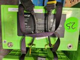 un boîtier vert auquel sont raccordés quelques câbles