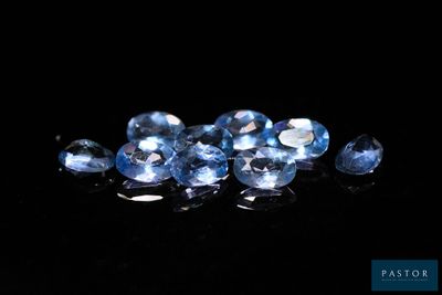 une grappe de saphirs bleus sur un fond noir