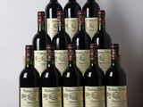 des bouteilles de vin sont posées sur une table devant un mur