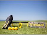 un sac de balles posé sur l'herbe à côté d'un panneau