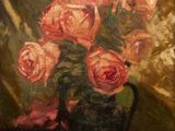 un tableau représentant des roses roses dans un vase posé sur une table