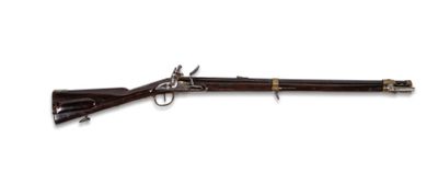 un fusil au canon en bois et aux garnitures en laiton, sur fond blanc