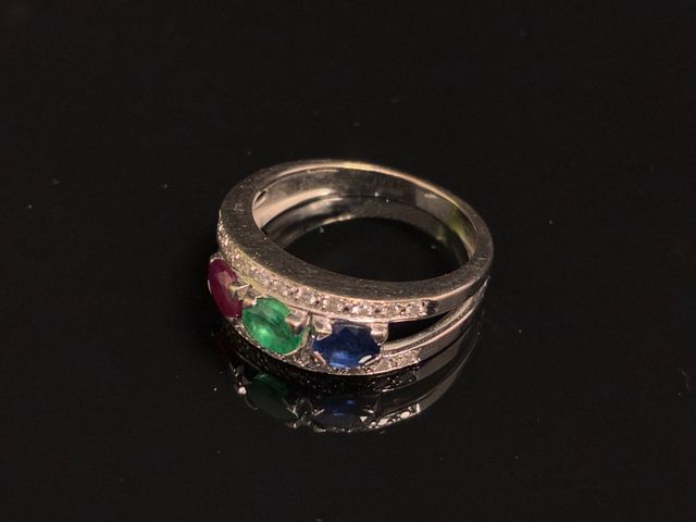 Bague en or gris 18 carats 750 millièmes à décor d’un saphir, d’u...