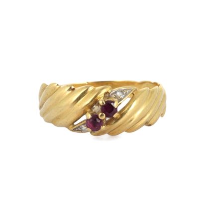 une photo d'une bague en or ornée d'un rubis et de diamants