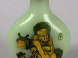 une bouteille en verre vert sur laquelle figure l'image d'un homme tenant un pot