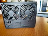 deux ventilateurs posés sur une table