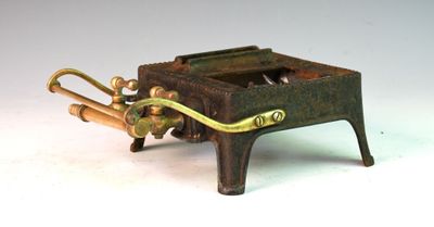 un petit objet métallique posé sur une table