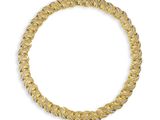 un bracelet en corde dorée sur fond blanc