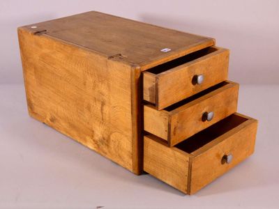 Caisson en bois clair ouvrant par trois tiroirs. Poignées de… - Photo 1