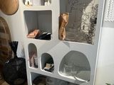 une étagère blanche sur laquelle sont posés de nombreux objets
