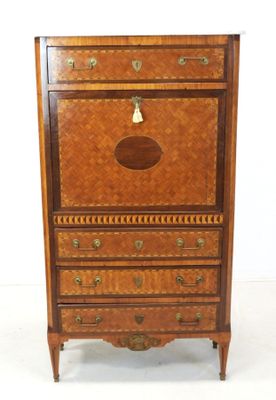 une commode ancienne en bois, avec des ferrures en laiton et des tiroirs